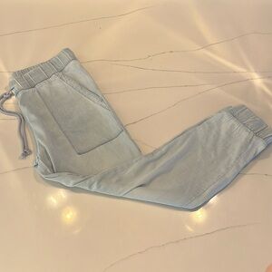 Women’s Cloth & Stone chambray ankle joggers, size M.